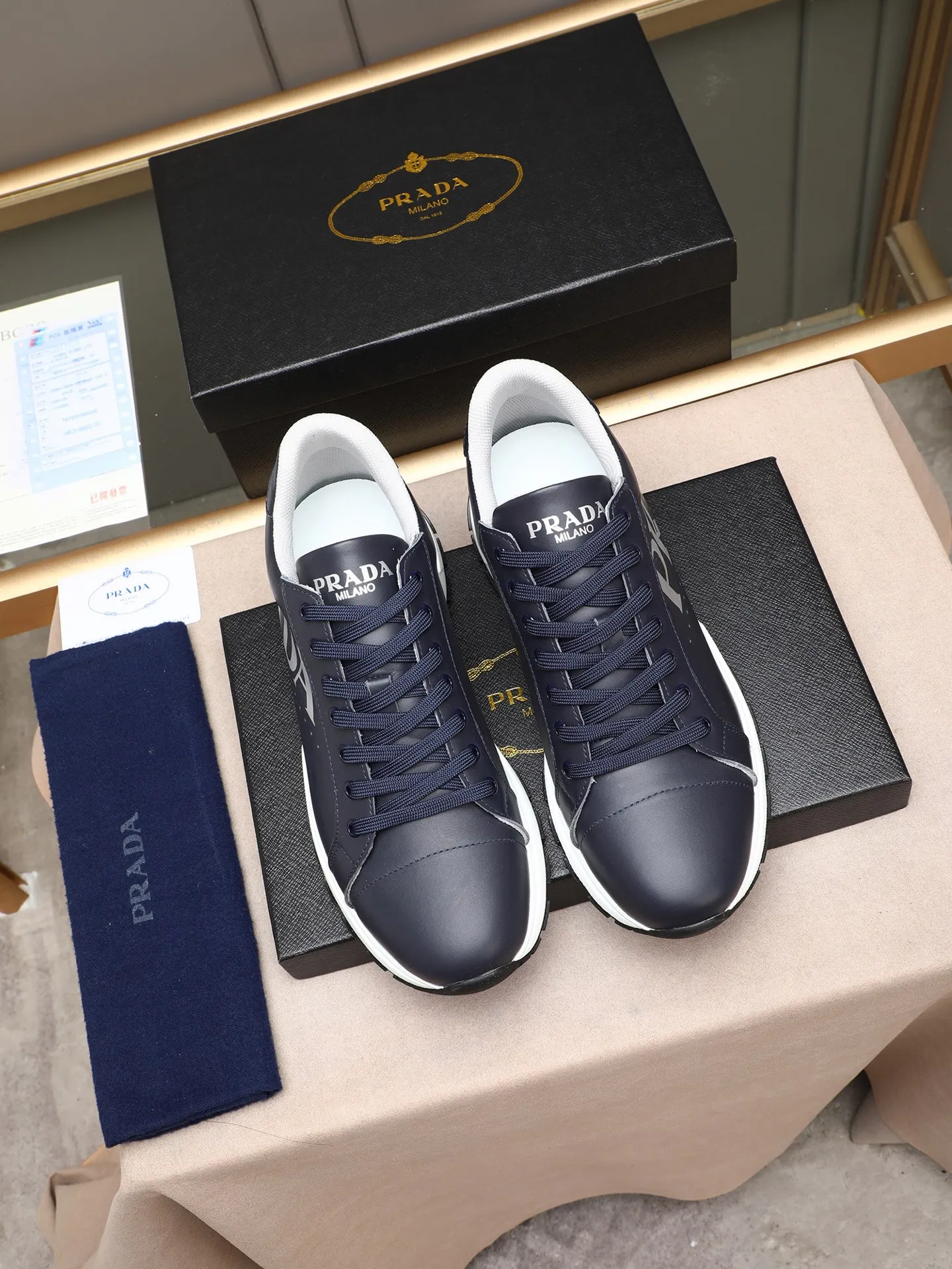 Men's shoes 💰460 PRADA's new model is on the market, the picture above is a must-sell! Fashionable casual men's shoes, trendy and versatile, relaxed and sporty style, imported cowhide leather uppers 3D printed and ultra-fine workmanship. Light and comfortable on the feet, available in 5 colors! 38-44(45 customized)